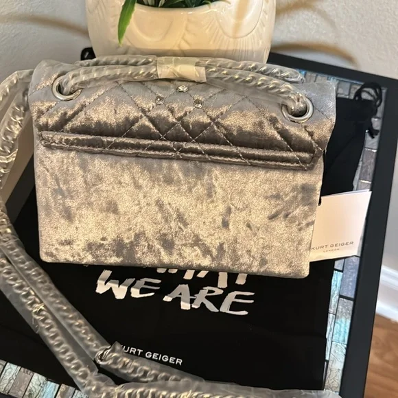 Kurt Geiger London Mini Brixton Lock Bag
Kurt Geiger London - Picture 7 of 15